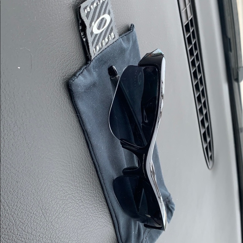 New, never worn Oakley sun glasses/Oakley cover